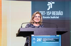 A presidente do TRT-15, desembargadora Ana Paula fala ao microfone, no púlpito.