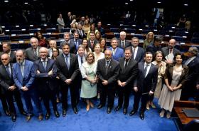Dra. Ana Paula com o ministro Luiz Phillipe, o senador Paulo Paim e demais autoridades posam para foto