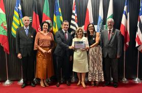 comitiva do TRT-15 com a Dra. Ana Paula segurando o diploma nas mãos