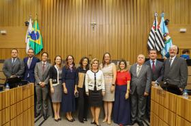 desembargadores e juízes nomeados posam para foto