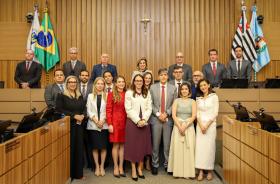 Juízes empossados e desembargadores da alta administração posam para foto no plenário