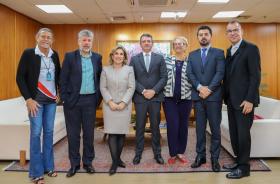 presidente Ana Paula posa para foto ao lado de representantes do Sindiquinze e do Assojaf