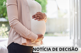A foto retrata uma mulher grávida.