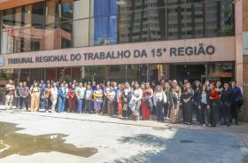 Estudantes posam para a foto oficial na frente do TRT-15.