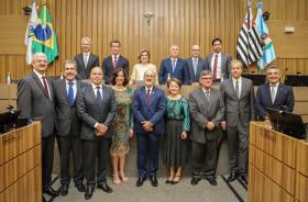foto dos desembargadores eleitos, com a mesa alta, integrada pela Dra. Ana Paula, Dr. Renan, Dr. Helcio, Dr. Canicoba e o procurador do MPT, Dr. Ronaldo