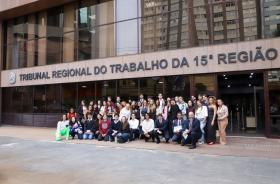 Estudantes posam para a foto oficial na frente do TRT-15.