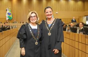 Dra. Ana e Dra. Juliana posam para foto no plenário