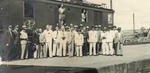 Grupo de ferroviários da Companhia Paulista de Estradas de Ferro. Data: 1938. Imagem cedida por Ana Cristina Penteado Salomão. 