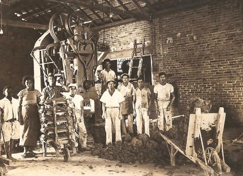 Operários de olaria de Jasão Lara. Local: Cachoeira Paulista/SP. Imagem cedida por Isaura Cristina Lara. 