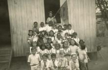 Professora Irene de Castro Silveira e seus alunos em escola de zona rural. Data: 1950/1960. Imagem cedida por Cecilia de Castro Silviera Gutierrez. 