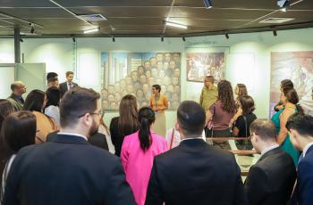 Estudantes acompanham explanação da historiadora Flavia em visita guiada ao Cmac
