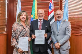 presidentes do TRT-15, do MPT e o gestor do Programa Trabalho Seguro posam para foto com o acordo assinado em mãos.