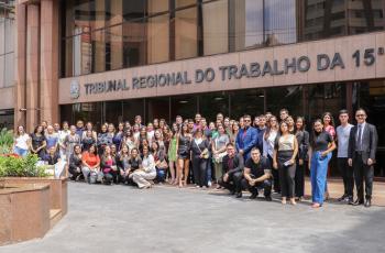 Foto posada dos estudantes em frente à Sede Judicial do TRT-15.