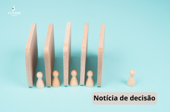 peças de madeira representando pessoas e uma está segregada. No alto da página à esquerda da tela, o logotipo do TRT-15. No rodapé à direita, o texto: notícia de decisão.