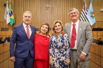 Dr. Carlos Eduardo, Dra. Marina, Dra. Ana Paula e Dr. André estão de pé, posando para foto no plenário