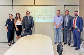Foto posada dos participantes da reunião, duas mulheres e três homens.