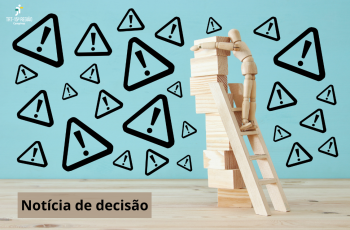 imagem de fundo azul claro com vários sinais de atenção em preto. No lado direito da tela, elementos de madeira reproduzem uma pessoa subindo uma escada e empilhando caixas