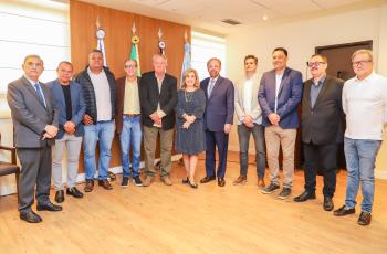 foto posada da Dra. Ana Paula, Reinaldo Bastos, e representantes de clubes paulistas