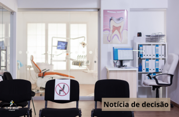 recepção de clínica odontológica com cadeiras pretas e espaço para recepcionista. Ao fundo, um consultório.
