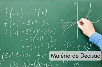 Quadro verde com problemas de matemática escritos em giz