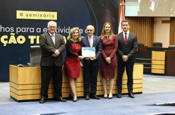 foto posada da Dra. Ana com os ministros, segurando o certificado. Também estão na foto Dr. Renan e mais uma mulher. Todos de pé.