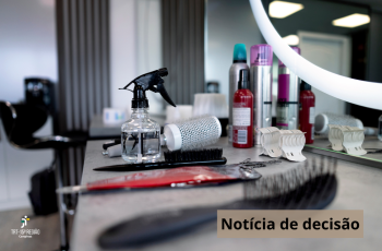 bancada de salão de beleza com utensílios usados por cabelereiros