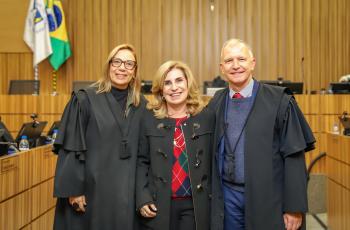 Dra. Rita, Dra. Ana Paula e Dra. Laraia posam para foto no plenário
