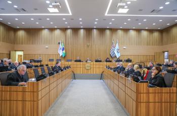 A foto retrata o Plenário do TRT-15.