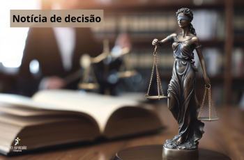 livros sobre a mesa com a estatua de justiça em primeiro plano, com os dizeres: notícia de decisão e logotipo do TRT-15