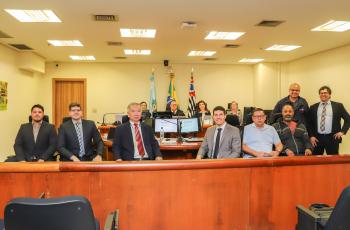 Dr. Helcio ao fundo, com os representantes das partes em sessão