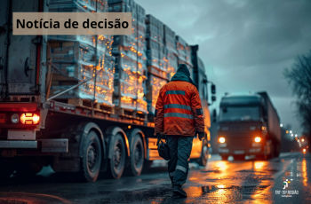 estrada ao anoitecer com um funcionário andando entre caminhões carregados de mercadoria