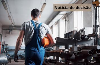 #ParaTodosVerem: um operário, de costas, caminha em uma usinagem