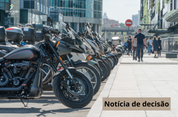 fila de motos estacionadas em via pública