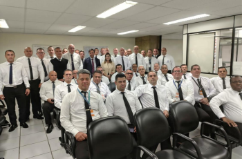 Foto posada dos motoristas com os magistrados que ministraram a roda de conversa sobre assédio