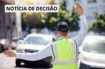 A foto retrata um guarda municipal trabalhando
