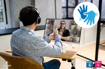 homem sentado à mesa de trabalho com fone de ouvido e se comunicando em libras com uma mulher na tela do computador. No canto superior direito da imagem, duas mãos em azul claro e escuro. No rodapé direito, os símbolos dos ODS 10 e 16.