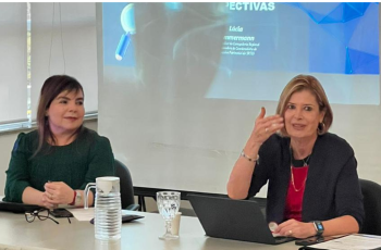 Dra. Lúcia Zimmermann e Dra. Marina de Siqueira Ferreira Zerbinatti sentadas à mesa
