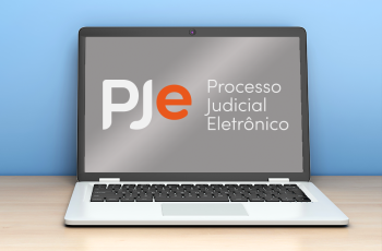 imagem de fundo azul claro com um notebook sobre a mesa e na tela, o logotipo do PJe