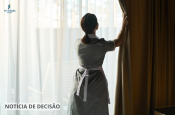 *ParaTodosVerem: Mulher com uniforme de empregada doméstica abre uma cortina