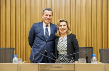 Dr. Oséas posa para foto com a Dra. Ana Paula na mesa alta do plenário