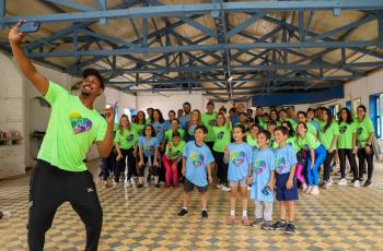 preparador físico tira selfie com todos os participantes da corrida no Parque Ecológico