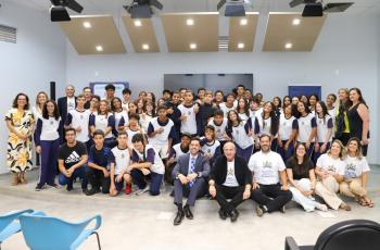 Todos os participantes reunidos posam para foto no auditório do Co.Labora 15