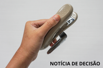 Uma mão segura um grampeador