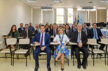 Desembargadores e juízes sentados posam para foto