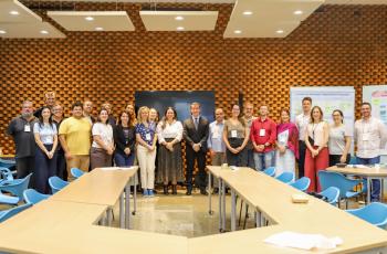 foto geral de todos os participantes em pé com o Dr. Renan Ravel no centro deles