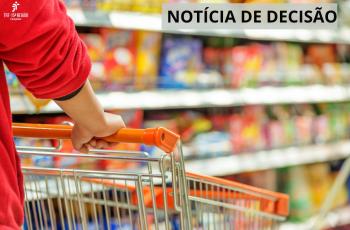 ambiente de supermercado com mãos empurrando um carrinho de compras