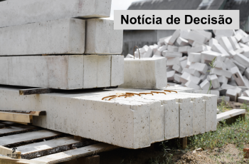 blocos e placas de concreto em área de construção civil