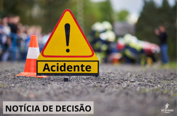 Imagem de um acidente de transito ao fundo e na frente, uma placa amarela com um ponto de exclamação