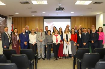 Magistrados e servidores posam para a foto.