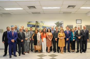 #ParaTodosVerem: várias pessoas posam para foto em um ambiente fechado